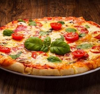 Domácí pizza s rajčaty a mozzarellou
