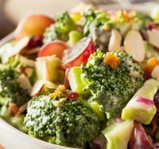 Jarní brokolicový salát