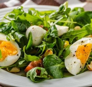Jarní salát s vejci a zelenými lístky recept