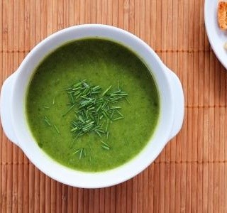 Jemná bylinková polévka s krutony