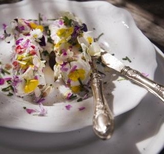 Kozí sýr s jedlými květy