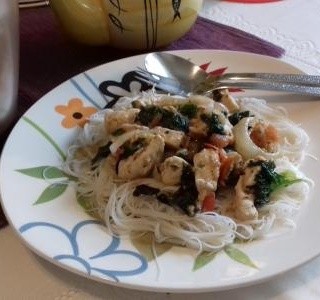 Kuřecí prsíčka se zeleninou s rýžovými nudlemi recept