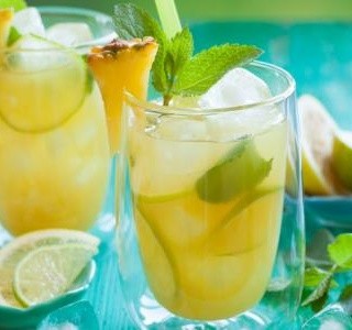 Letní punč z meruněk a ananasu s limetkou recept