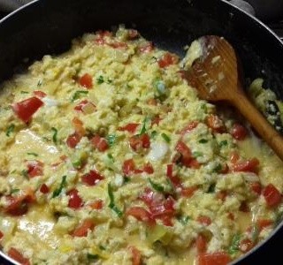 Míchaná vajíčka s červenou paprikou a jarní cibulkou recept