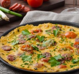 Omeleta s klobásou Chorizo