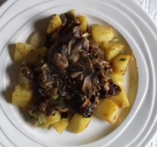 Opečené brambory na česneku s jarní cibulkou a žampiony