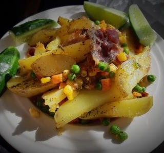 Opečené brambory se zeleninou a šunkovým kolenem
