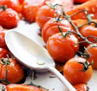 Pečená keříková rajčata s ančovičkami recept