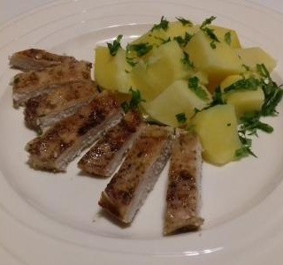Pečená prsíčka na česneku s bramborami a jarní cibulkou recept