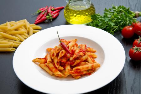 Penne all’Arrabbiata – pikantní těstoviny s rajčatovou omáčkou