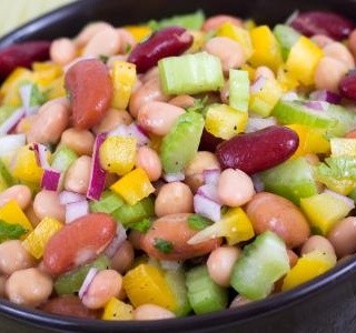 Rychlý salát z luštěnin a čerstvé zeleniny