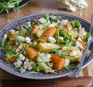 Salát s restovanou zeleninou, jogurtem a sýrem