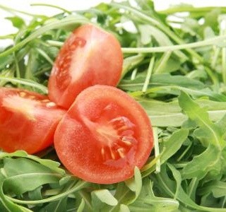 Salát s rukolou a rajčaty recept