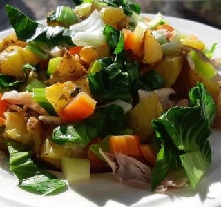Salát z pečených brambor zeleninou a masem recept