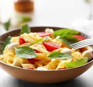 Salát z těstovin a zeleniny recept