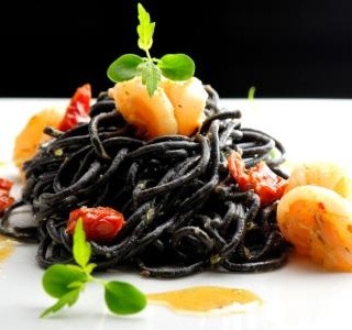 Sépiové špagety s krevetami a rajčaty recept