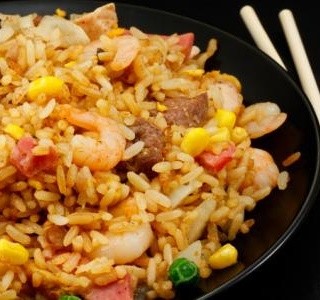 Recept Smažená rýže se slaninou a krevetami
