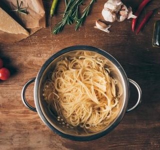 Špagety se smetanovou omáčkou se zeleninou recept