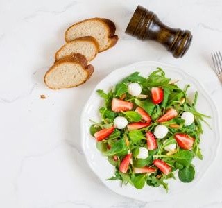 Špenátový salát s jahodami, chřestem a mozzarelou