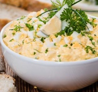 Vaječný salát s domácí majonézou recept