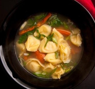 Zeleninová polévka s tortellini a bílými fazolemi recept