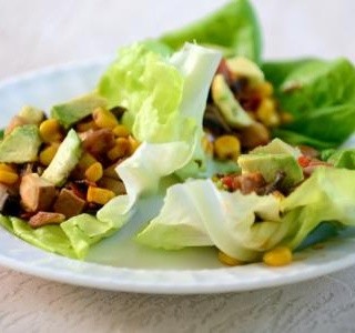 Zeleninový salát s avokádem a sýrem tofu recept