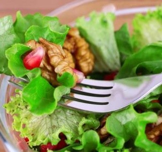 Zeleninový salát s ořechy a citronovou zálivkou recept