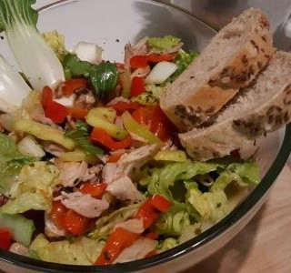 Zeleninový salát s kuřecím masem