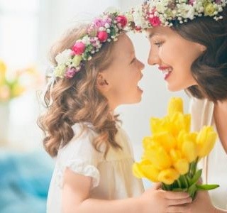 Druhá květnová neděle patří Dni matek: Nahlédněte s námi do historie oslav mateřství…
