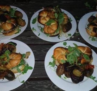 Domácí  hamburgery s opékanými  bramborami a  rukolou