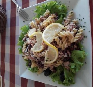 Těstovinový salát s tuňákem