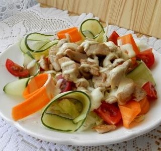 Zeleninový salát s kuřecím masem a dresinkem