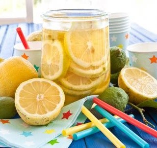 Horké léto a vaše dítě málo pije? Zkuste ledové čaje!