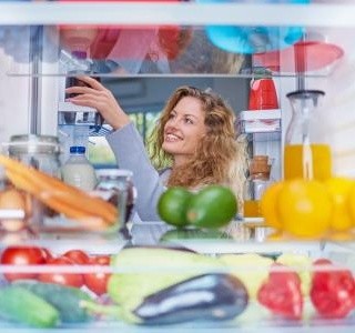 Jak uložit potraviny, aby zůstaly dlouho čerstvé? Zorganizujte lednici!