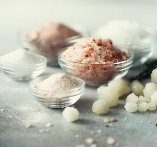 Sůl nad zlato: Proč se bez soli v kuchyni neobejdete a kolik existuje druhů?