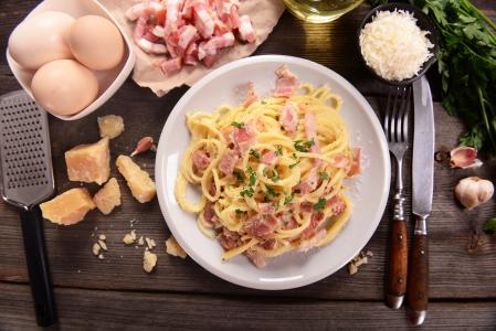 Tradiční špagety Carbonara a nejlepší italský recept se zajímavými tipy